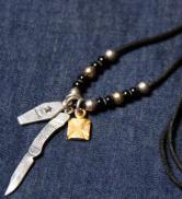 CUTRATE KNIFE FEATHER CHARM NECKLACE BLACK BY LARRY SMITH MADE(カットレート・ナイフフェザーチャームネックレス・ブラック・ラリースミス)