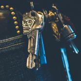 PAWN SKULL RACER KEY HOLDER 96905 SILVER BRASS(パウン・スカルレーサーキーホルダー・シルバー ブラス)