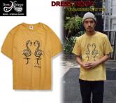 DRESS HIPPY FLAMINGO S/S TEE MUSTARD(ドレスヒッピー・フラミンゴ半袖Tシャツ・マスタード)